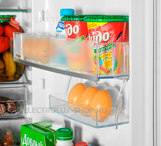 Дверные полки встраиваемого двухкамерного холодильника Electrolux ENG 2913 AOW